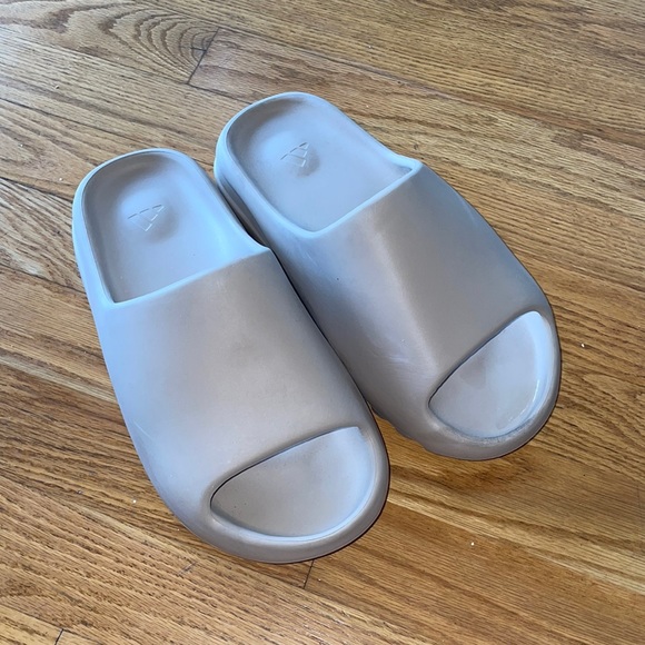 YEEZY SLIDES